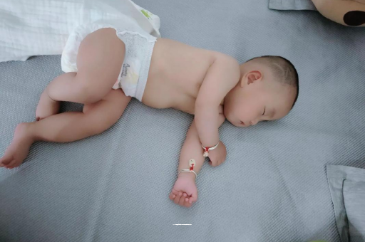 阿里三个月宝宝抬头不稳 阿里三个月宝宝抬头不稳